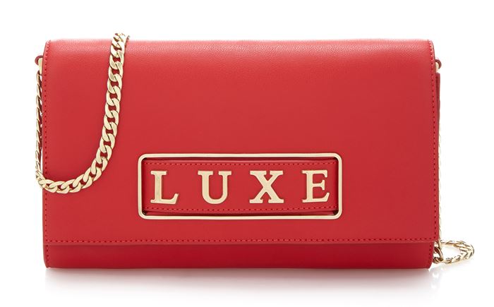 Сумки Guess Luxe весна-лето 2018 - красный клатч  на цепочке 