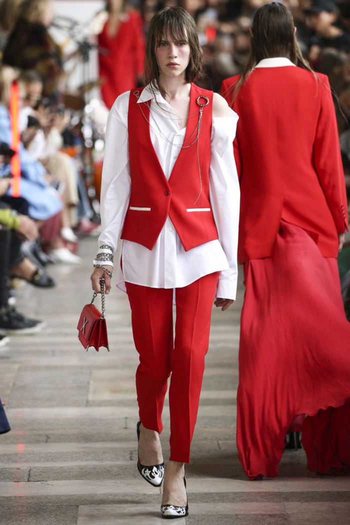 Модные женские жилеты весна-лето 2018 - Красный костюм с жилетом и белой блузкой
