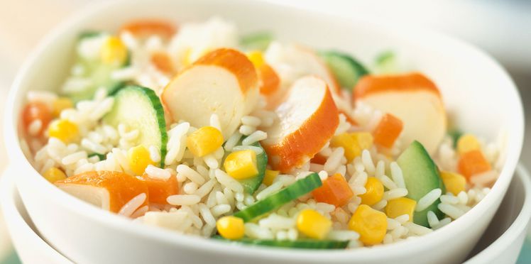 10 рецептов салатов с крабовыми палочками - Рисовый салат с огурцами и кукурузой