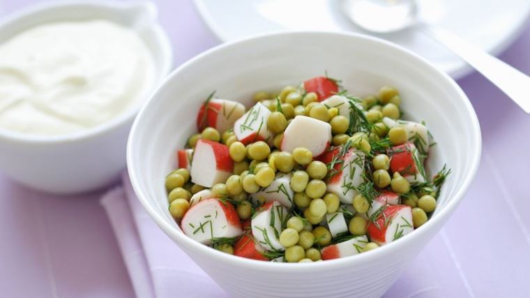 10 рецептов салатов с крабовыми палочками - Салат с зелёным горошком и укропом