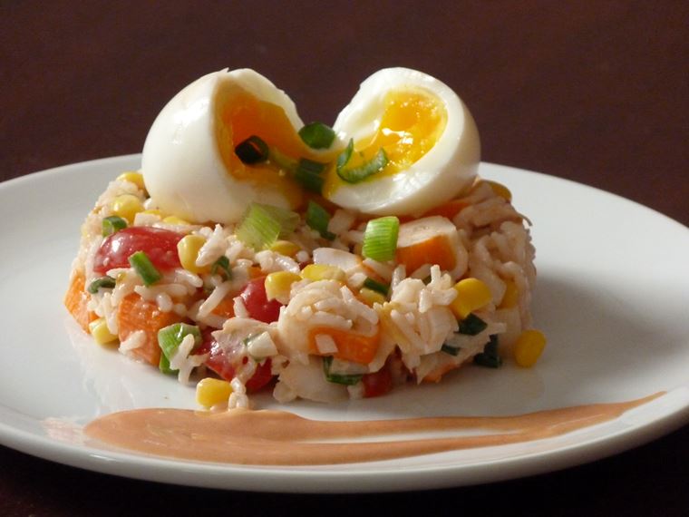 10 рецептов салатов с крабовыми палочками - Рисовый салат с яйцом всмятку или пашот