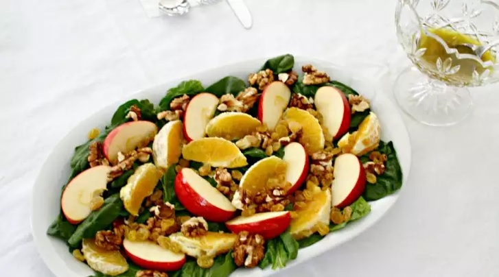 Витаминный салат со шпинатом, яблоками, апельсинами и орехами