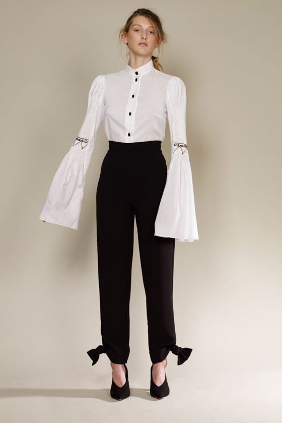 Модные белые блузки весна-лето 2018 - Блузка с длинными расклешёнными рукавами