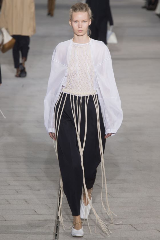 Модные белые блузки весна-лето 2018 - Блузка с длинными широкими рукавами