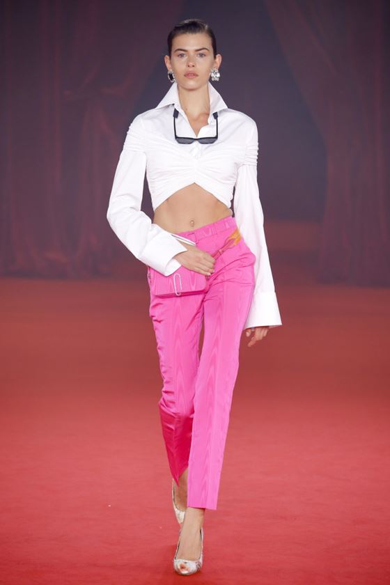 Модные белые блузки весна-лето 2018 - блузка, открывающая живот в сочетании с розовыми брюками