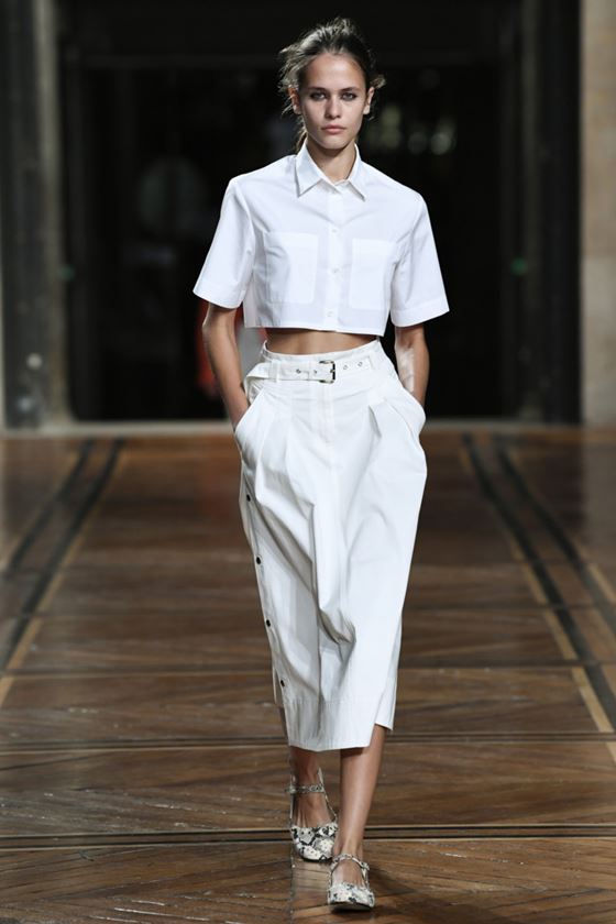 Модные белые блузки весна-лето 2018 - Короткая рубашка, открывающая живот