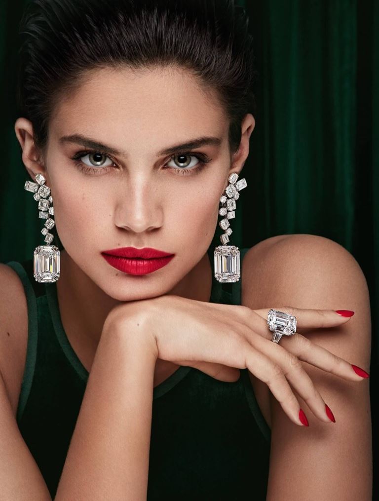 Сара Сампайо в рекламной кампании Graff Diamonds – бриллиантовые серьги и кольцо