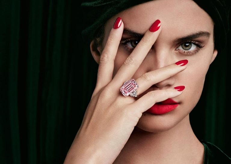 Сара Сампайо в рекламной кампании Graff Diamonds – красный маникюр и кольцо с розовым бриллиантом 