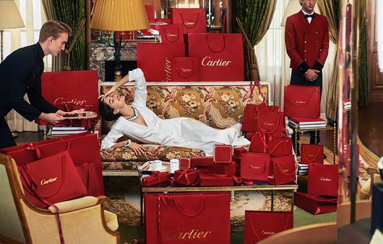 Сара Сампайо в украшениях Cartier в фотосессии журнала Sorbet лето-2018 - шопинг Cartier с красными пакетами
