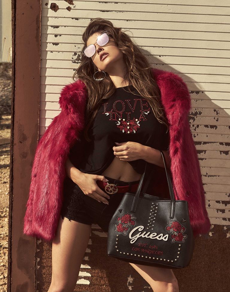 Модные аксессуары GUESS в рекламной кампании осень-2018 - очки, сумка, короткая меховая шубка