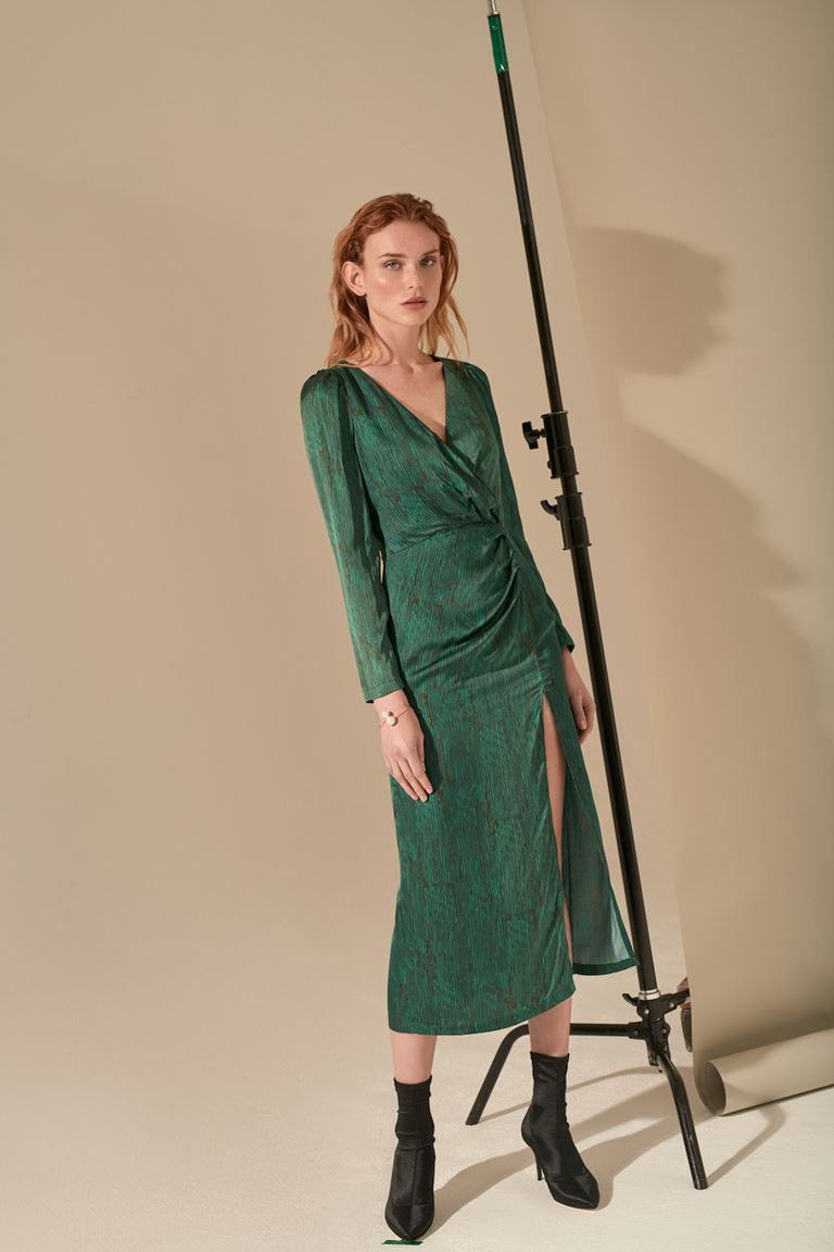 Лукбук коллекции Pocket Symphony Pre-Fall 2018 - зеленое платье с длинным рукавом и разрезом