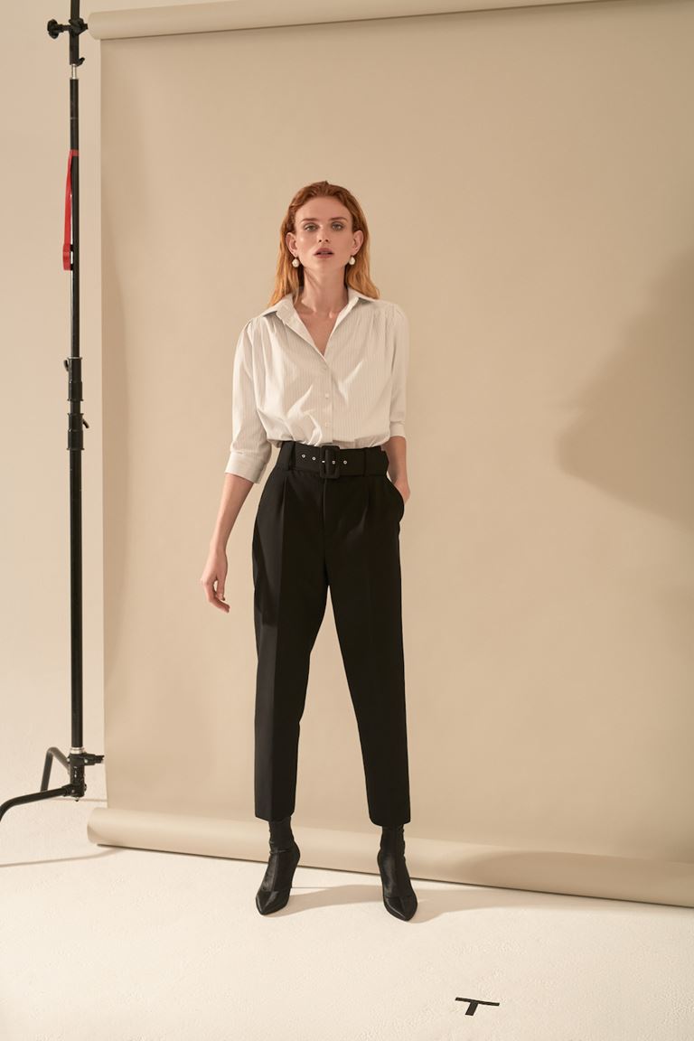 Лукбук коллекции Pocket Symphony Pre-Fall 2018 - белая блузка с черными брюками