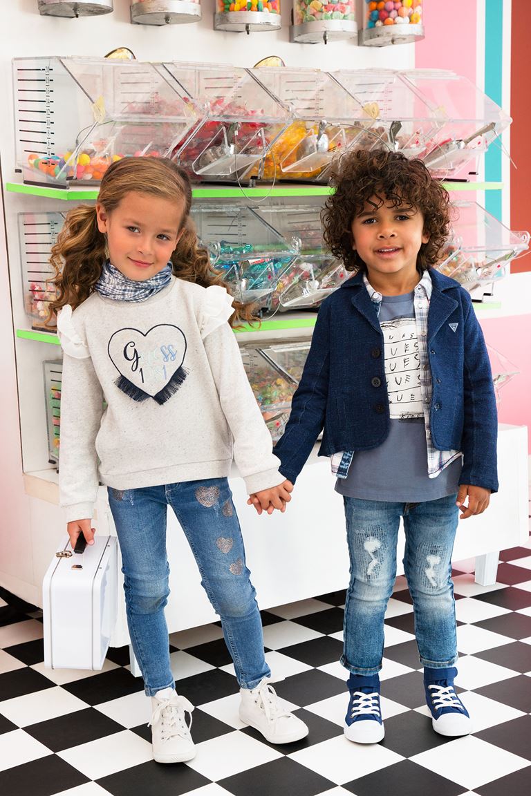 Рекламная кампания Guess Kids осень-2018 - детские джинсы, свитер и куртка