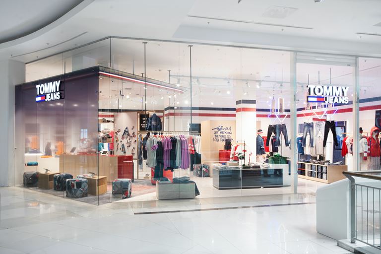 Tommy Hilfiger открывает первый магазин будущего Tommy Jeans в Москве 