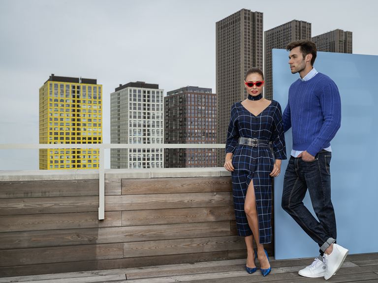 Коллекция BAON осень-зима 2018-2019 - клетчатое платье, синий свитер, джинсы
