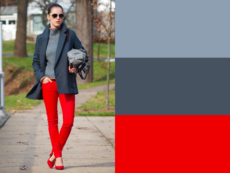 Серый свитер и пальто с красными брюками