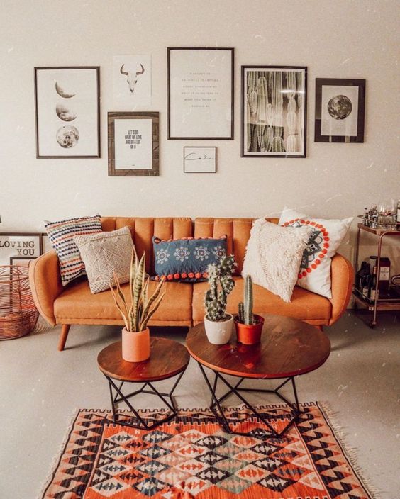 5 идей для оранжевого дивана в интерьере - Светлый интерьер с оранжевым акцентом