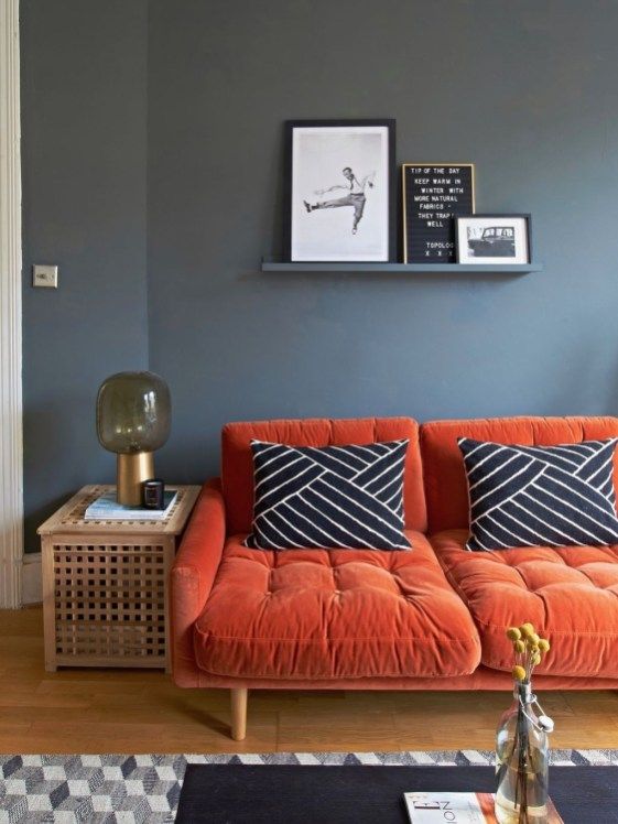 5 идей для оранжевого дивана в интерьере - Серая стена и подушки