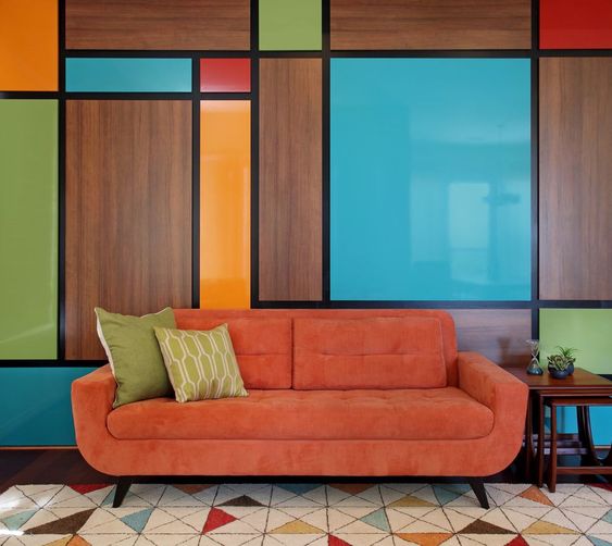 5 идей для оранжевого дивана в интерьере - Разноцветная стена