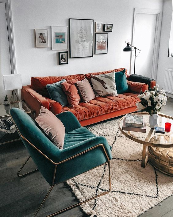 5 идей для оранжевого дивана в интерьере - Бирюзовое кресло в пару