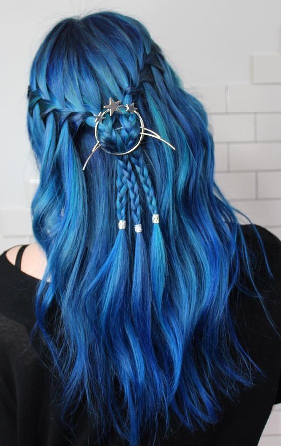 Синие волосы - яркий голубой цвет с косой-водопадом