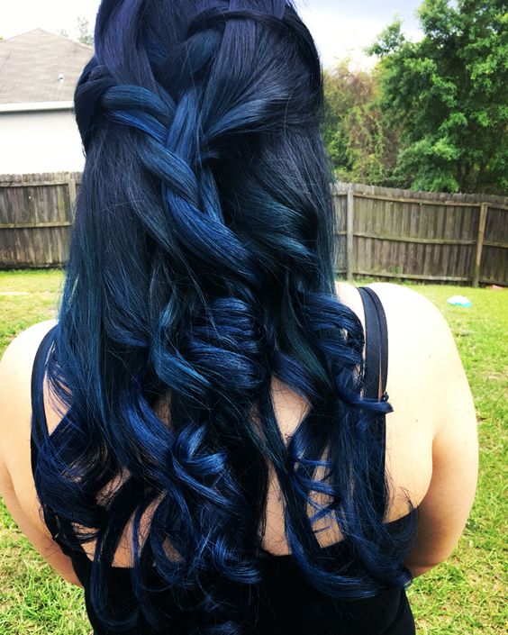 Синие волосы - длинные кудри для выпускной прически