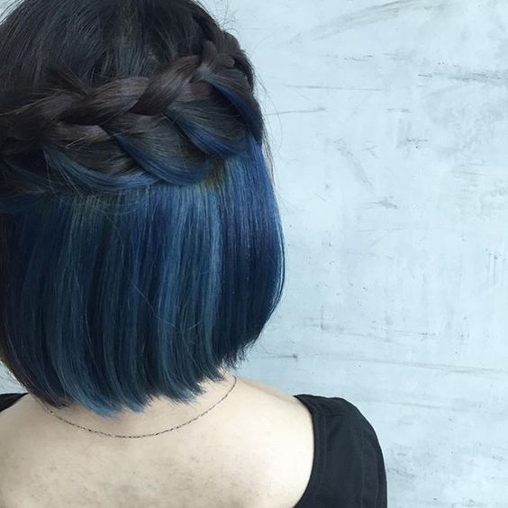 Синие волосы - боб-каре с натуральными тёмными и синими прядями с косичкой