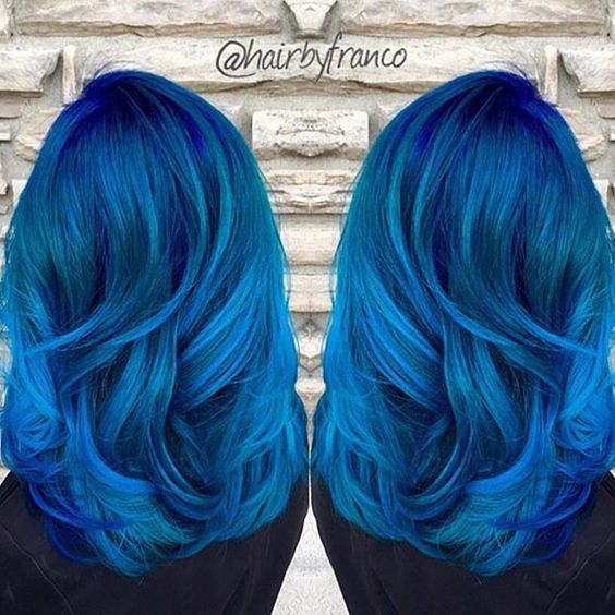 Синие волосы - густые волнистые индиго-локоны средней длины