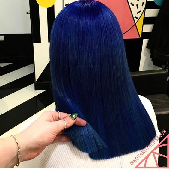 Синие волосы - прямые средней длины глубокого сапфирового оттенка