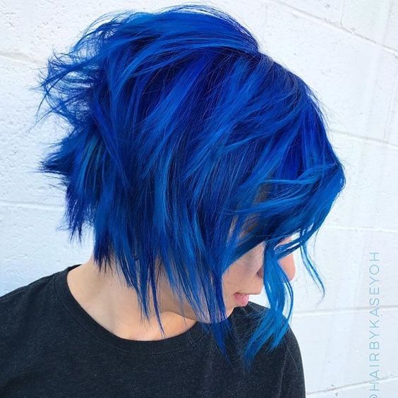 Синие волосы - короткий ступенчатый боб-каре в электрическом оттенке