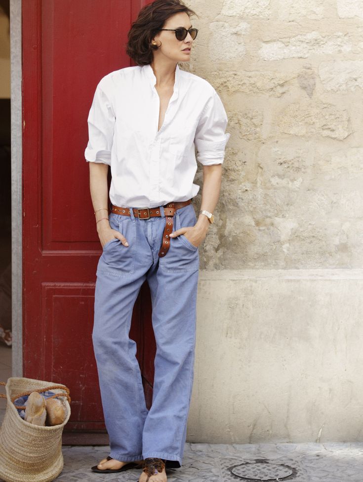 Инес де ла Фрессанж в белой блузке - с мешковатыми джинсами