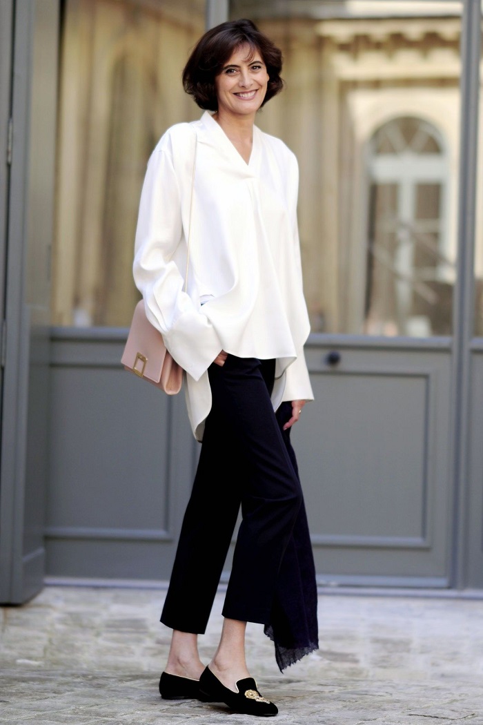 Инес де ла Фрессанж в белой блузке - оверсайз с укороченными брюками
