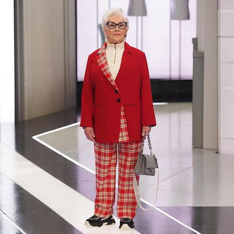 «Модный приговор» для 85-летней Алевтины - Красный брючный костюм с клеткой
