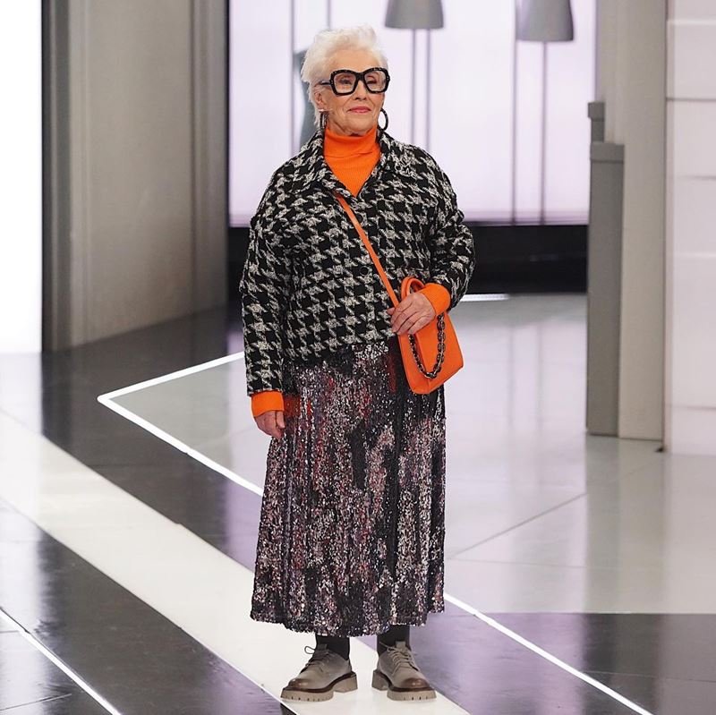 «Модный приговор» для 85-летней Алевтины - Полупальто «гусиная лапка» с юбкой в пайетках и оранжевым свитером