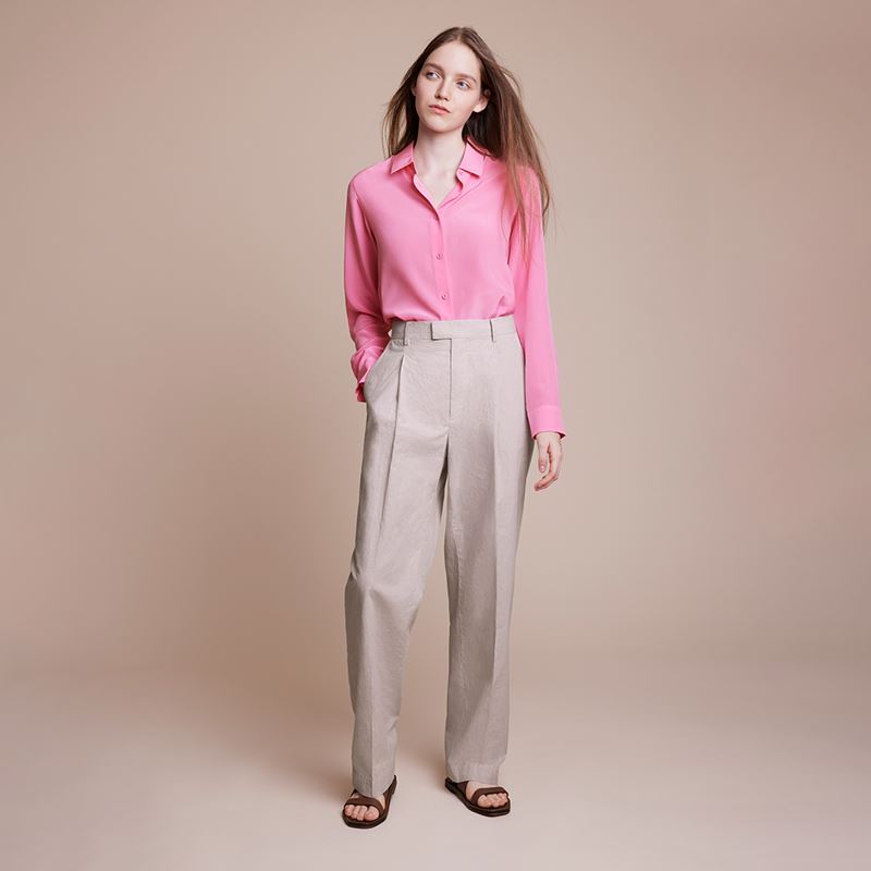 Брюки + рубашка Uniqlo весна-лето 2022 - Розовая рубашка + бежевые брюки со стрелками