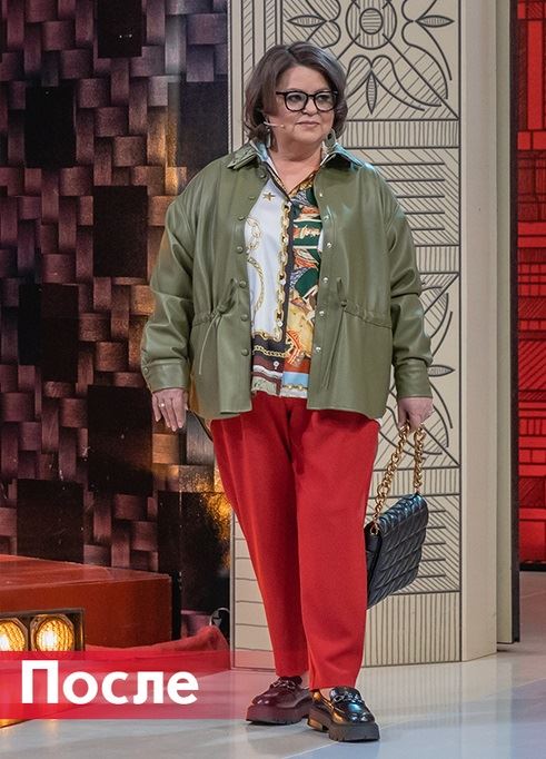 «Модный приговор» для Карины 59 лет - Блузка с принтом, кожаной курткой хаки и красными брюками