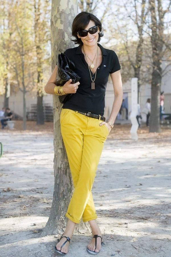 Желтый цвет в образах для зрелых женщин - Жёлтые брюки с чёрной футболкой поло