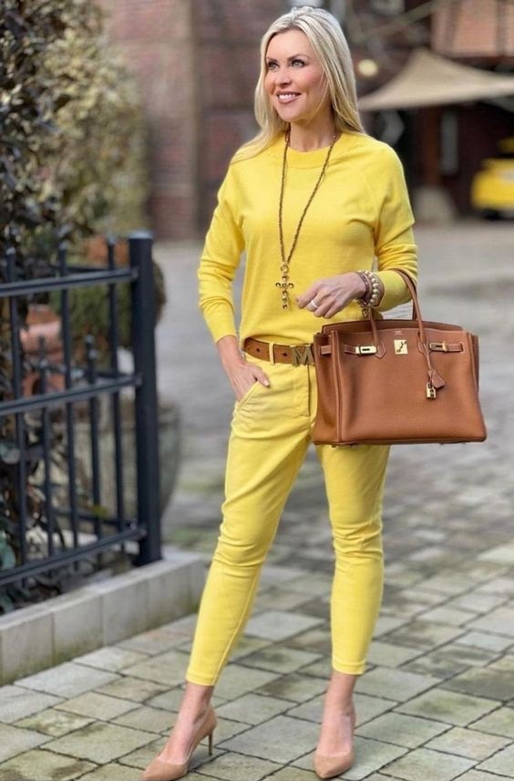 Желтый цвет в образах для зрелых женщин - Элегантный жёлтый тотал лук
