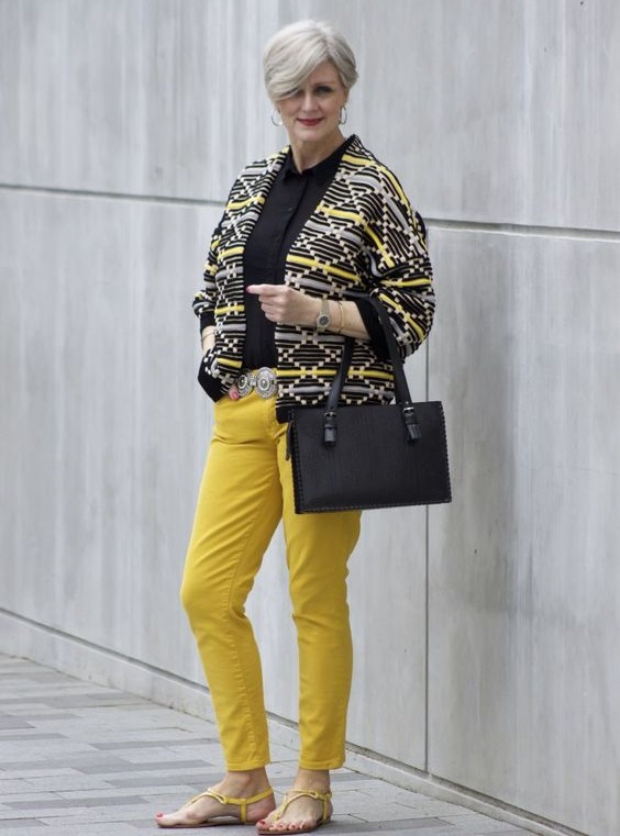Желтый цвет в образах для зрелых женщин - Жёлтые брюки с чёрной рубашкой и жакетом с принтом