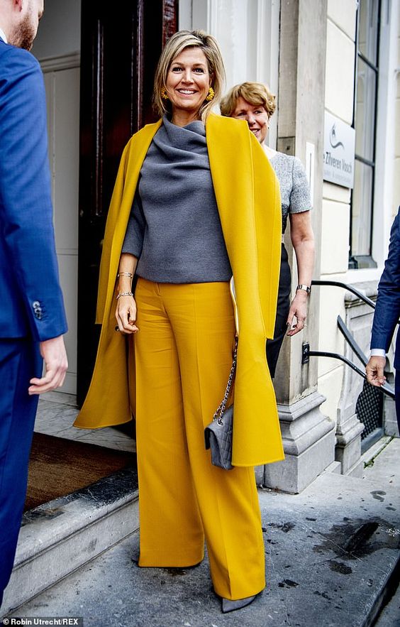Желтый цвет в образах для зрелых женщин - Жёлтое пальто с брюками с серым джемпером и аксессуарами