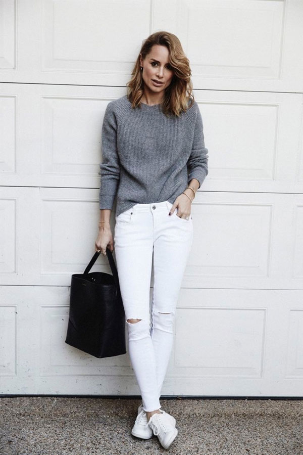 Как носить свитер с джинсами: Серый свитер и белые джинсы скинни