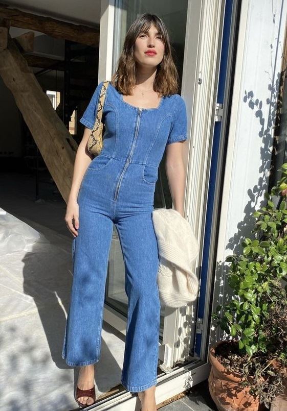 Джинсовые образы Жанны Дамас на лето - джинсовый комбинезон