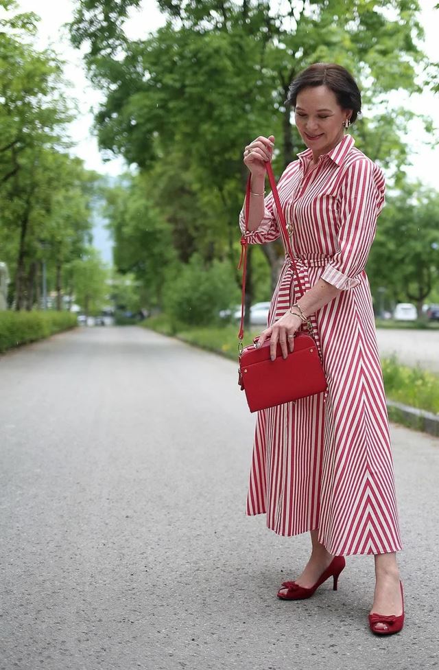 Летние платья в полоску для женщин 50+ - Длинное приталенное платье-рубашка в тонкую красно-белую полоску