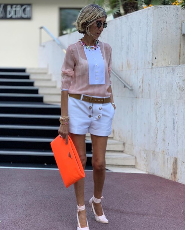 Носить ли шорты после 50 лет - Стиль Суси Рехано - Прозрачная розовая блузка с белыми шортами