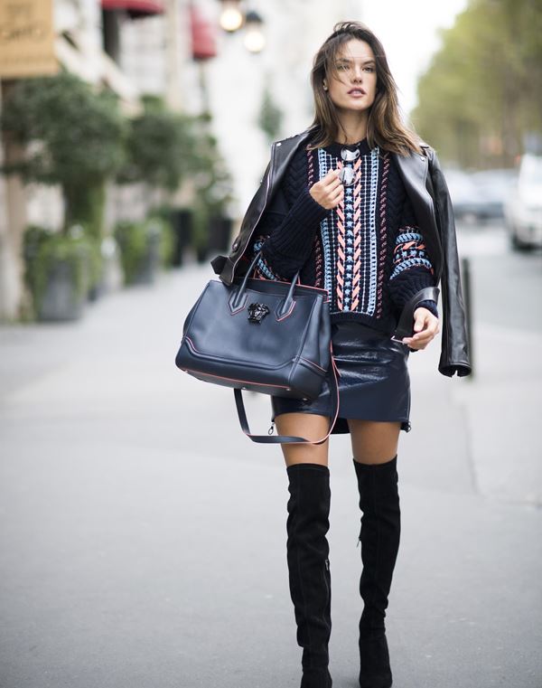 Стиль в ботфортах от Алессандры Амбросио -  Свитер с орнаментом, кожаная куртка и мини-юбка