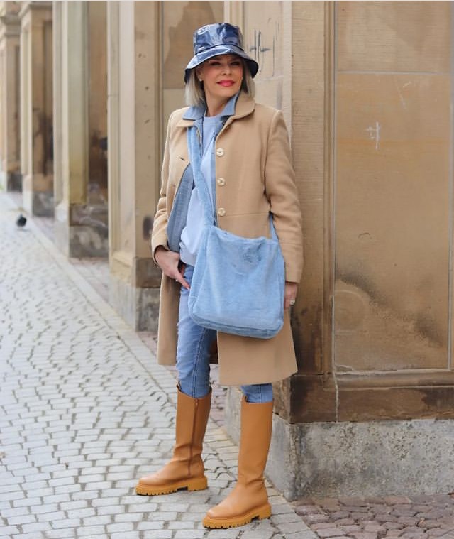 Образы с бежевым 50+ от немки Клаудии - бежевое пальто с джинсами и сапогами