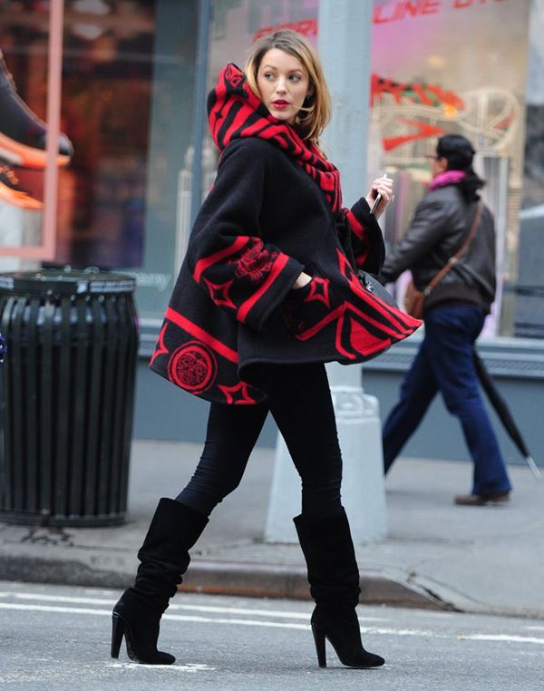 Образы Блейк Лайвли в пальто и сапогах - Чёрно-красное пальто-кейп с капюшоном и чёрные сапоги на высоком каблуке