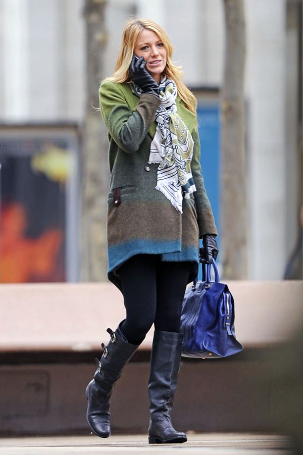 Образы Блейк Лайвли в пальто и сапогах - Асимметричное пальто с синими сапогами
