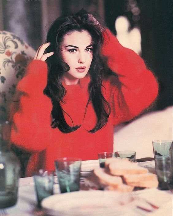 Фото молодой Моники Беллуччи в трикотаже 80-х и 90-х - красный свитер