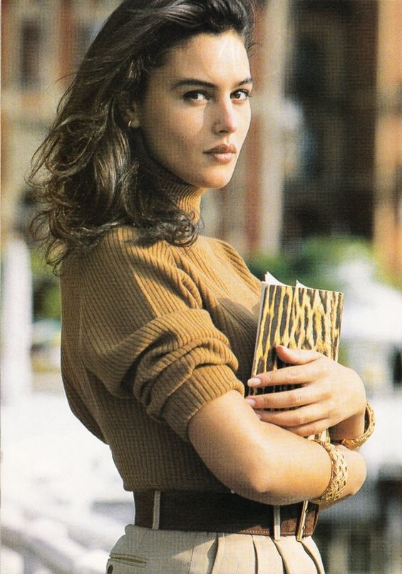 Фото молодой Моники Беллуччи в трикотаже 80-х и 90-х - свитер-лапша